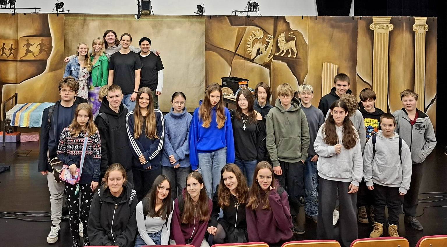 Spektakl   samotni w tlumie